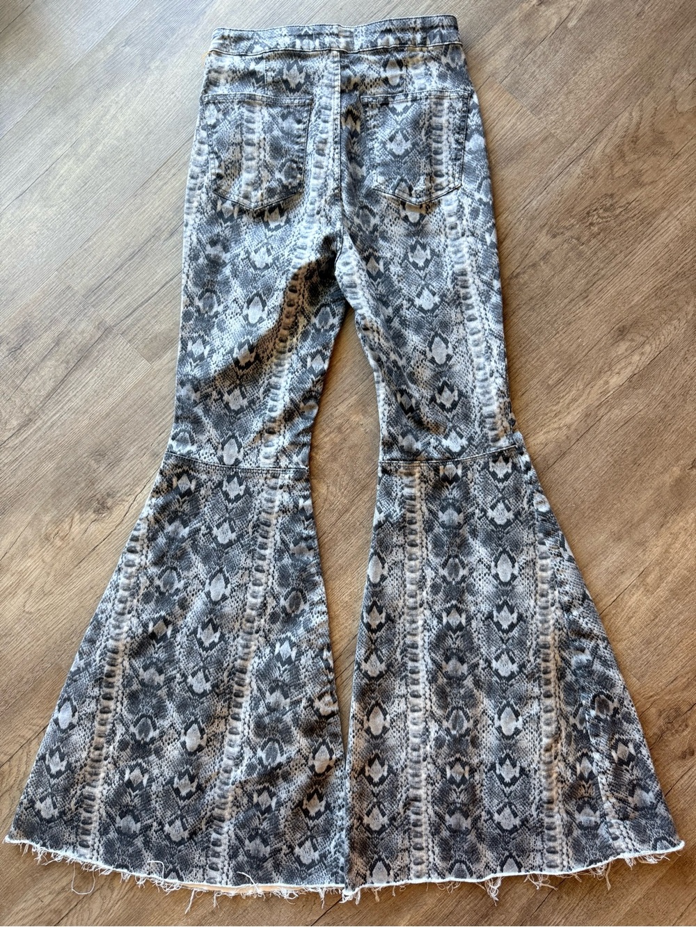 We the Free - Just Float On Flare Jeans - Picture 6 of 6